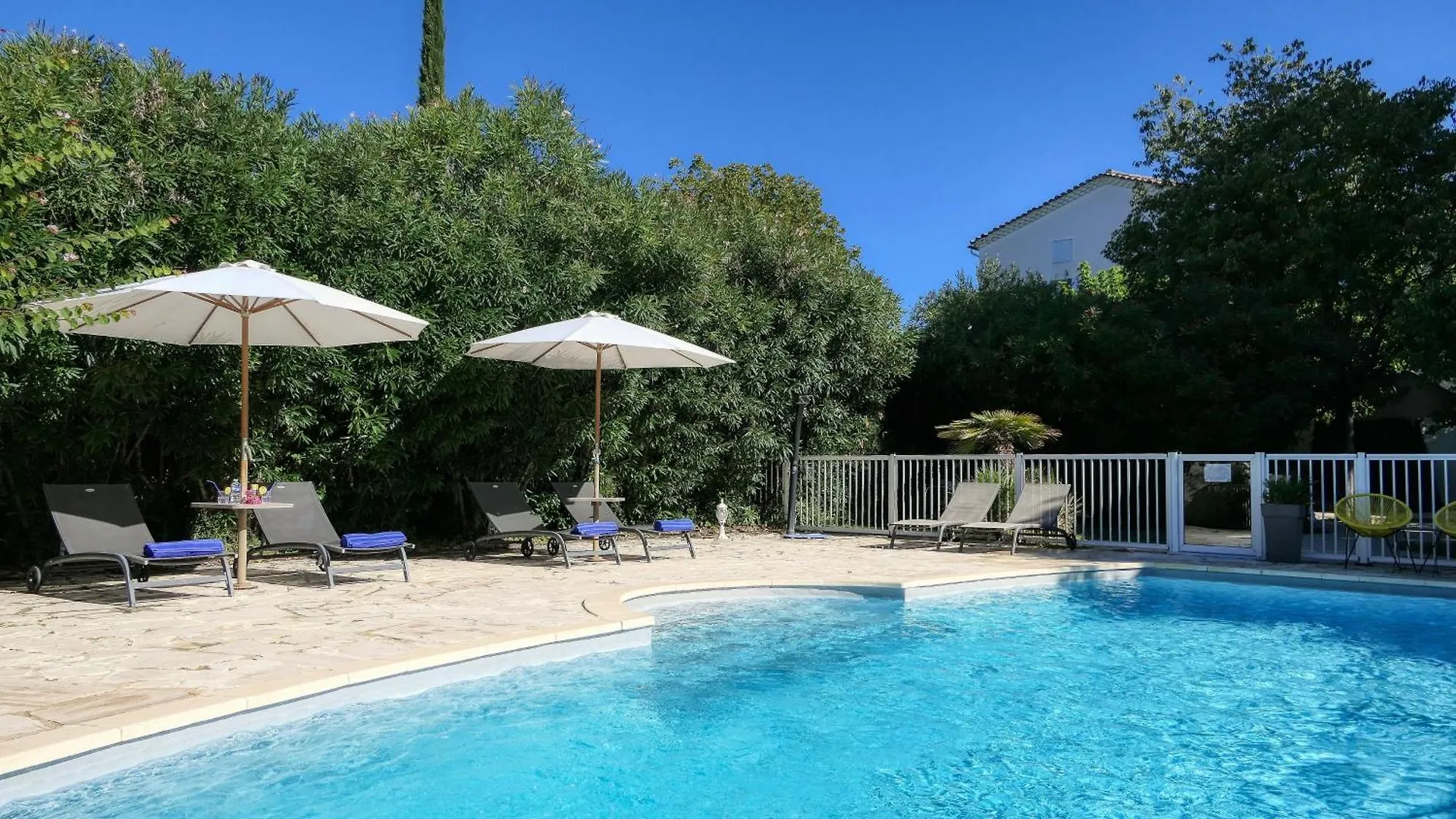 Logis Hotel La Bastide Des Monges Ньон 3*,