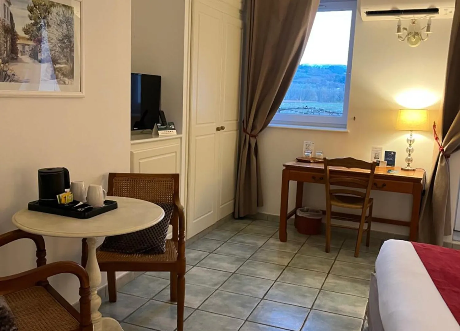 Logis Hotel La Bastide Des Monges Ньон
