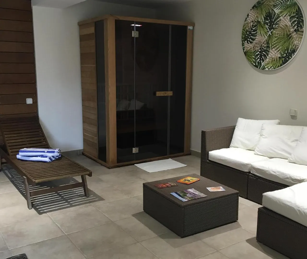 Logis Hotel La Bastide Des Monges Ньон