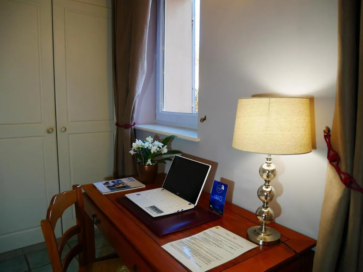 Logis Hotel La Bastide Des Monges Ньон